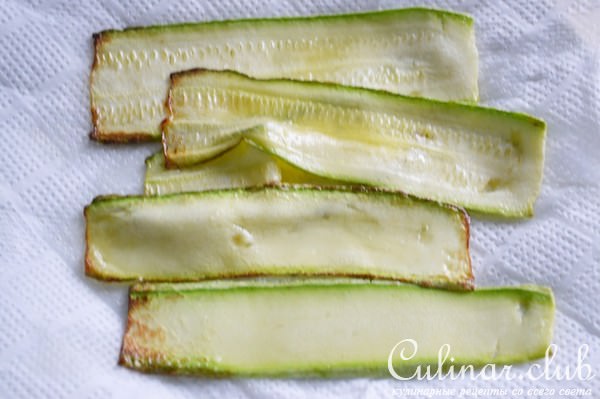 Рулетики из кабачков с овощами