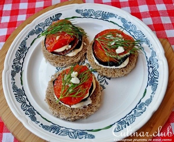 Канапе с баклажами,помидорами и творожным сыром.