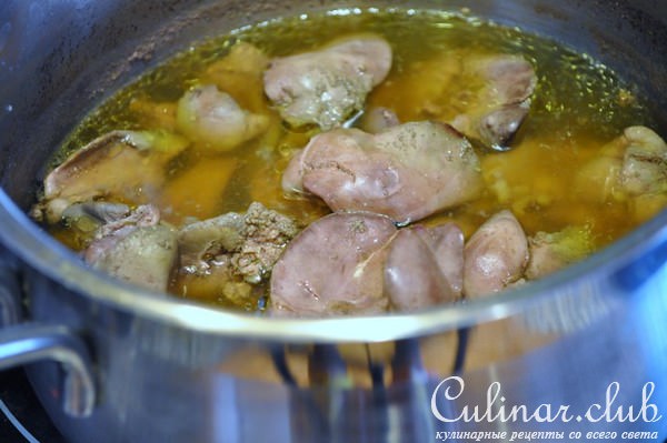 Паштет из желтой чечевицы с куриной печенью и грибами.