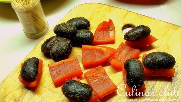 Канапе с пикантной фасолью и селёдкой. Вариант подачи селёдочного салата.