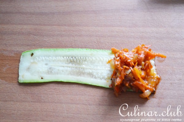 Рулетики из кабачков с овощами