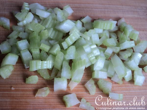 капустный салат с лимоном и сельдереем
