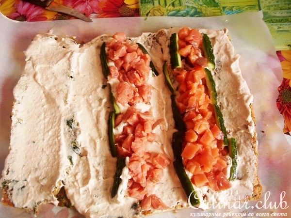 Праздничный кальмаровый рулет с семговым муссом.