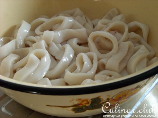 Маринованные кальмары с лимонной заправкой.