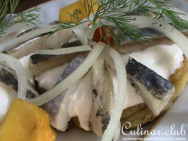 Картофельные оладушки под селедочной шубкой