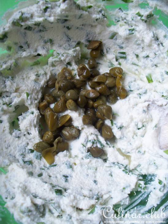 Канапе с лососем и козьим сыром.