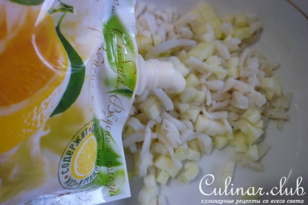 Корзиночки с салатом из кальмаров с прозрачными колпачками из креветок