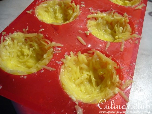 Копченая форель с яблочной сальсей в картофельных корзиночках