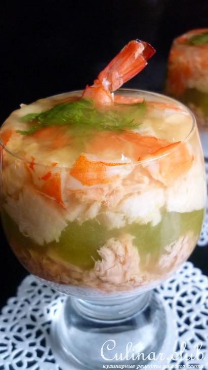 Заливное из красной и белой рыбы,креветок и винограда, с острым соусом