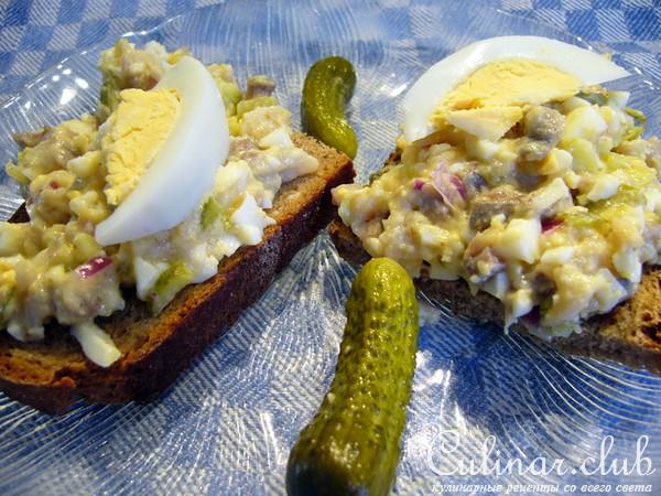 Рубленная сельдь (Heringhckerle) со сладкой баварской горчицей