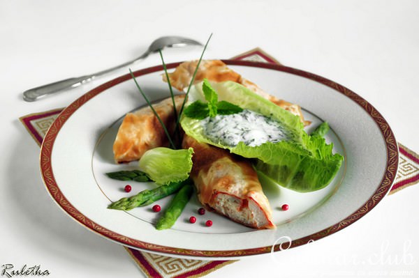 Ролл с мясом краба и муссом из йогурта и мяты.