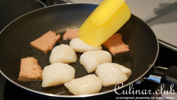 Cалат с муссом из утиной печени, морским гребешком и клубникой!