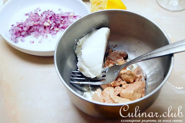 Паштет из печени трески со сливочным сыром. Невероятно вкусно.