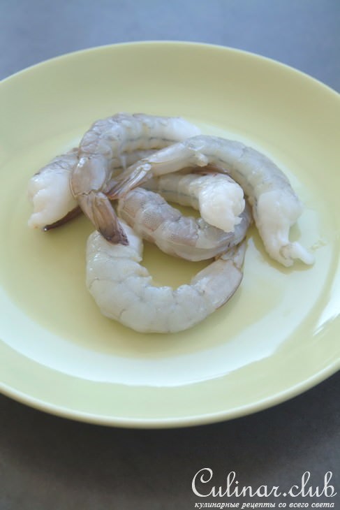 Салат из морепродуктов с черри и пармезаном