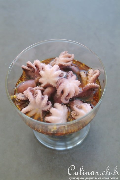 Салат из морепродуктов с черри и пармезаном