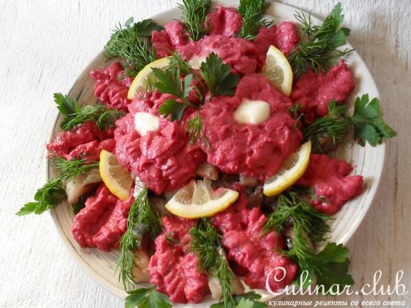 Селёдочка под свекольным крем-соусом