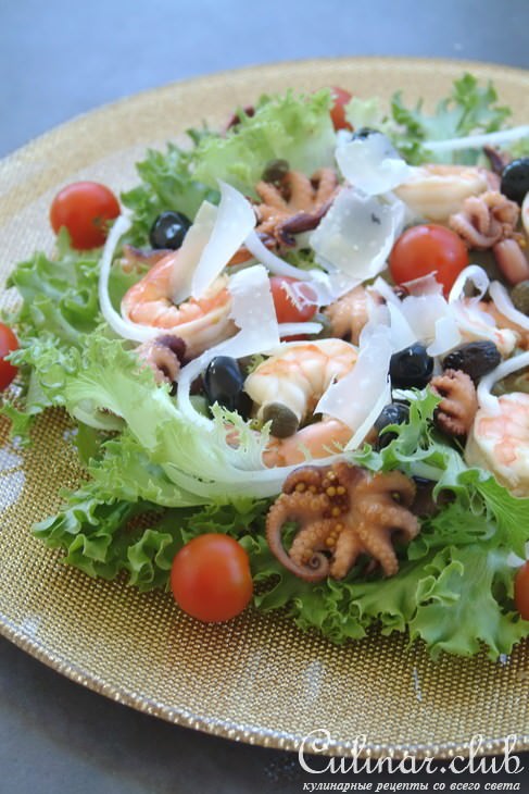 Салат из морепродуктов с черри и пармезаном