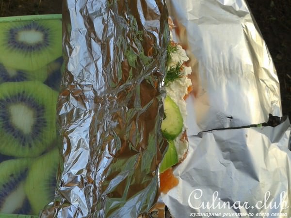 Вкусный рулет из лосося с творогом, луком-пореем, авокадо и укропом.