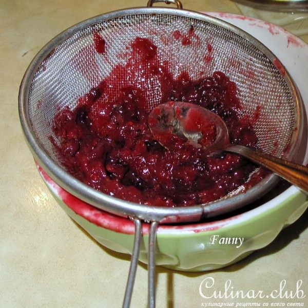 Закуска из сельди под клюквенным соусом