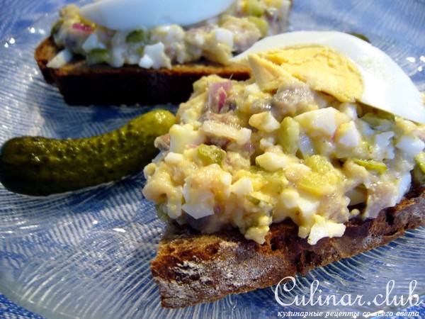 Рубленная сельдь (Heringhckerle) со сладкой баварской горчицей