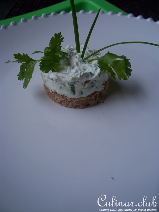 Канапе с лососем и козьим сыром.