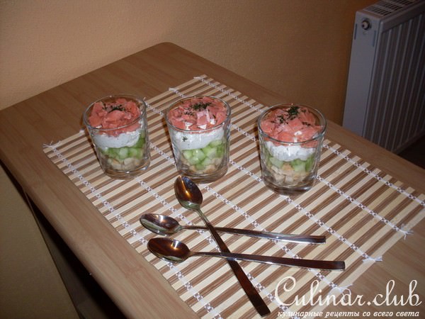 Cooler Lachs in perfekter Begleitung:) Закуска с лососем,огурчиком и Со:)