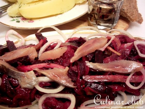 Салат из маринованной свеклы с сельдью и пикантной заправкой.