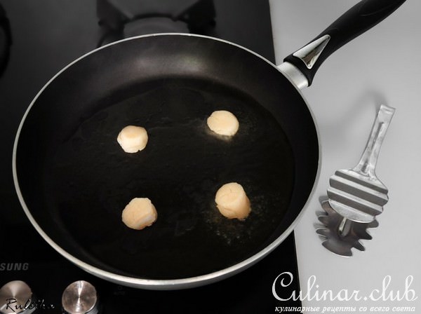Жареные морские гребешки с помидорами конфи и спаржей.