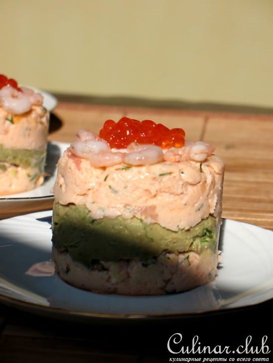 Башенки из горбуши с муссом из авокадо,сливочным хреном,крабами и красной икрой
