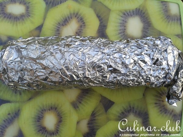 Вкусный рулет из лосося с творогом, луком-пореем, авокадо и укропом.