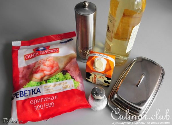 Филе лосося с картофельным пюре в цуккини, креветочным соусом и помидорами черри под песто.