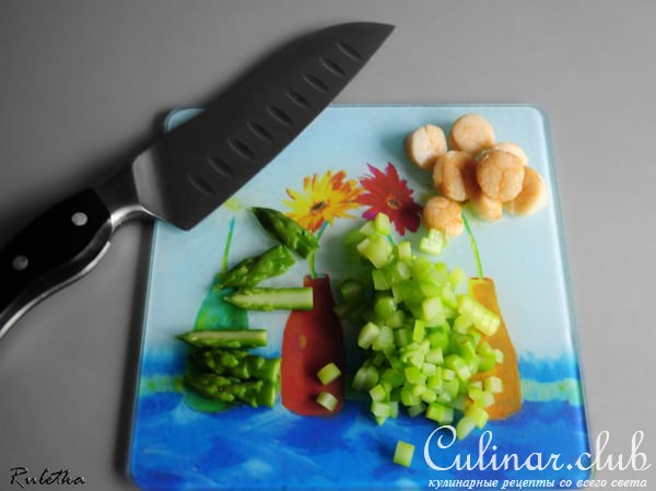 Жареные морские гребешки с помидорами конфи и спаржей.