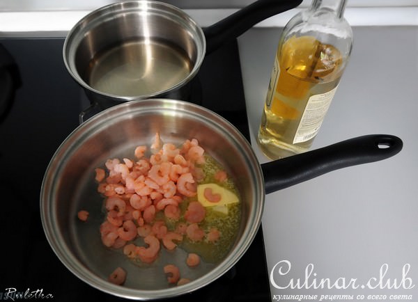 Филе лосося с картофельным пюре в цуккини, креветочным соусом и помидорами черри под песто.