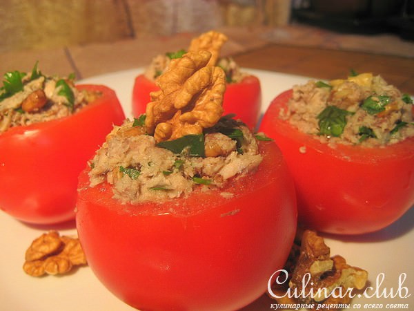 Томаты фаршированные скумбрией и орехами.