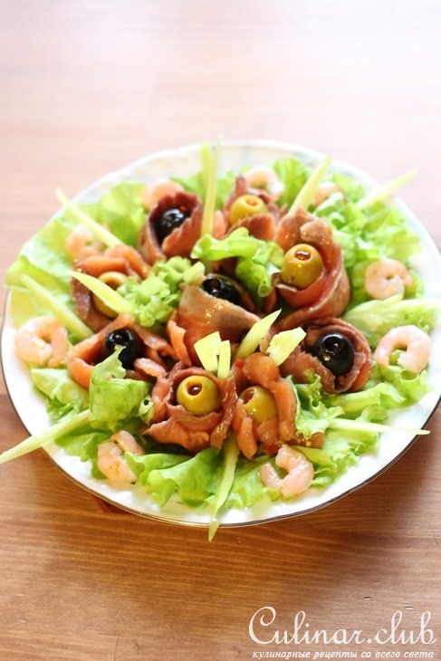 Закуска из лосося с оливками и маслинами "Букет"