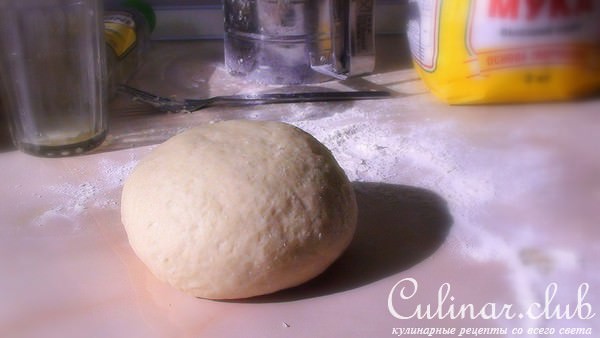 Холодная рыбная лазанья с икрой, творогом и зеленью.