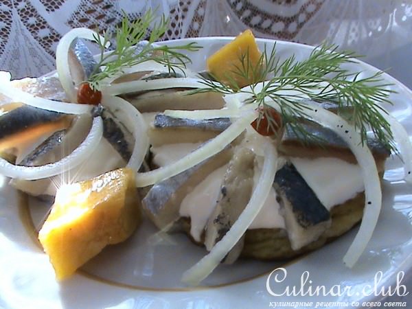 Картофельные оладушки под селедочной шубкой