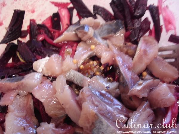 Салат из маринованной свеклы с сельдью и пикантной заправкой.