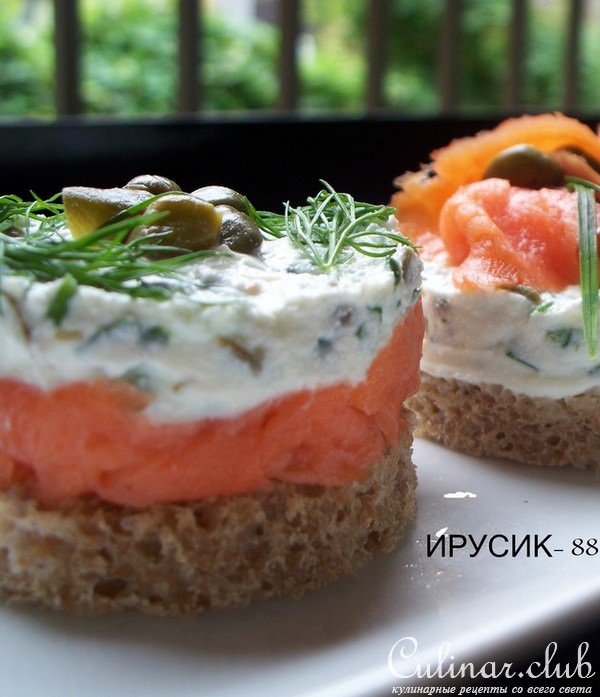 Канапе с лососем и козьим сыром.