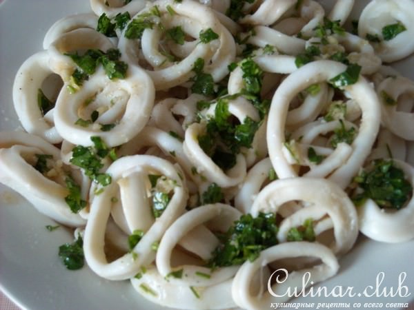 Маринованные кальмары с лимонной заправкой.