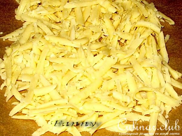 Сырный рулет с грецкими орехами и зерненым творогом