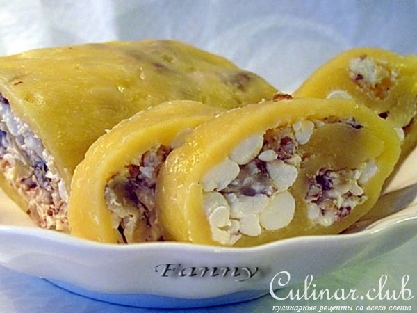 Сырный рулет с грецкими орехами и зерненым творогом
