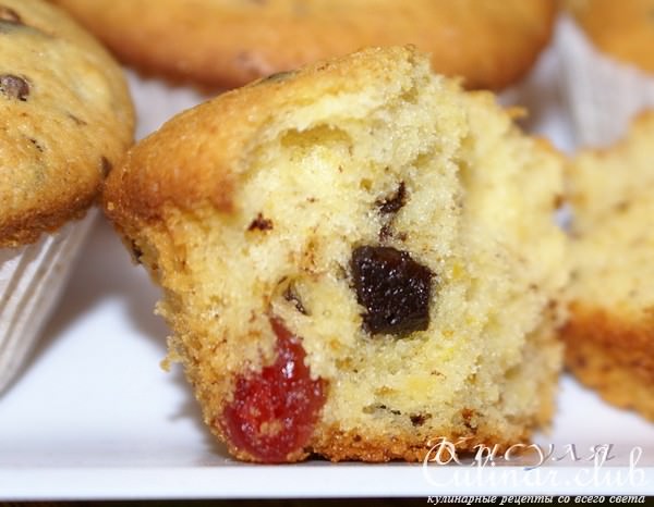 Апельсиновые маффины с цукатами и шоколадной крошкой.