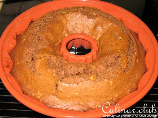 Шоколадный кекс с фисташками.
