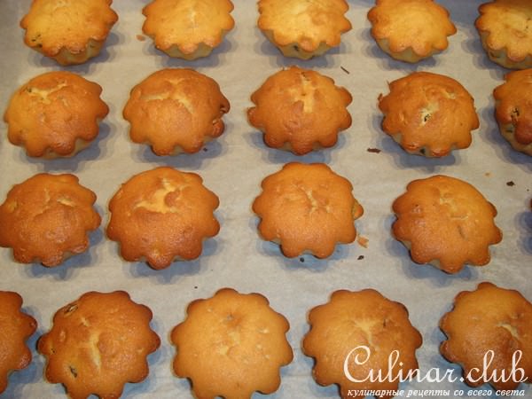 Маленькие кексы с изюмом 