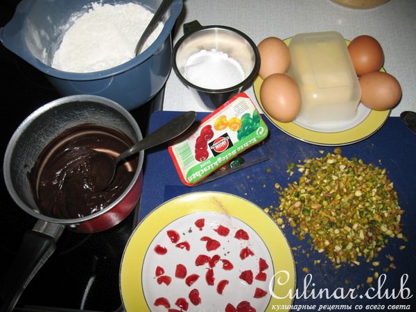 Шоколадный кекс с фисташками.