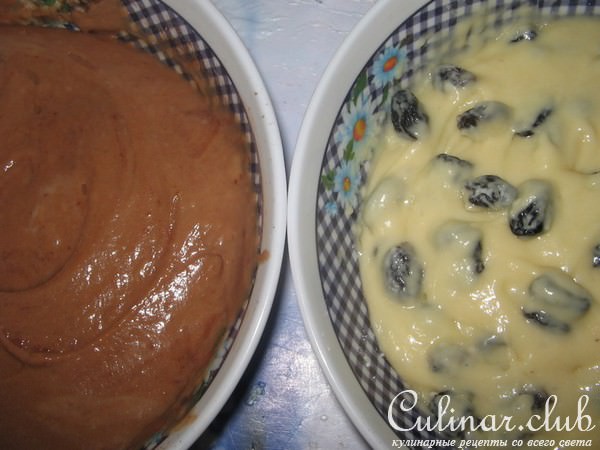 Кекс сметанный с какао и изюмом.