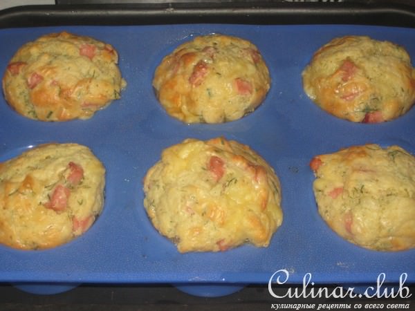 Маффины закусочные с колбасой и сыром.