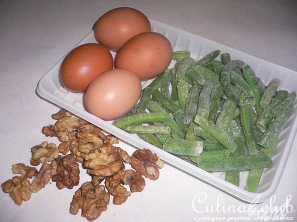 Кекс с зеленой фасолью, колбасой и орехами.
