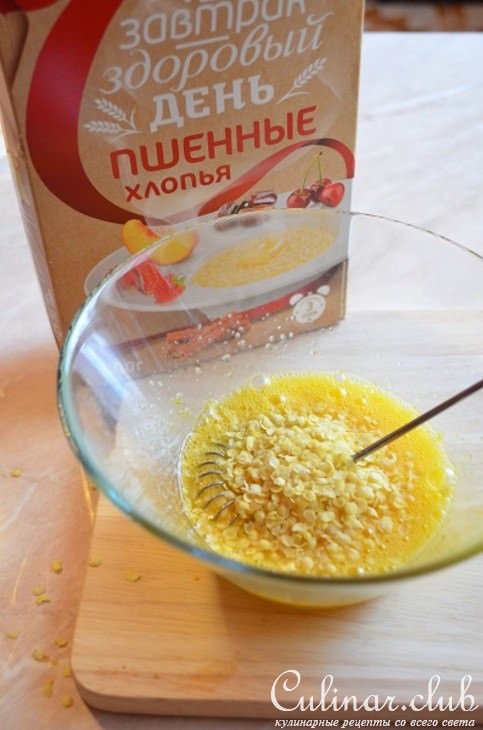Пшенные экспресс кексы с вишней в микроволновой печи.